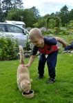 Pasha och hans mamma Olga har varit på besök på Sunnanbäcken. Pasha matade alla djuren. Först katten.